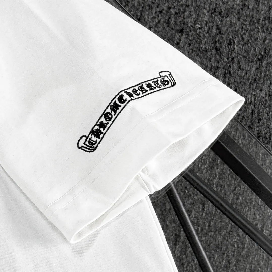 P180 Chrome Hearts Chrome Hearts 25 high version. The fabric is made of 300g high-density pure cotton. It does not deform or shrink. It has three labels. It is the same style for men and women. Technology: patch embroidery + original development hardware. Color: white, black, pink. SIZE: S-XL